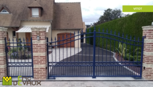 portail en ferronnerie sur mesure couleur bleu