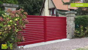 portail en alu rouge de grande hauteur sur mesure