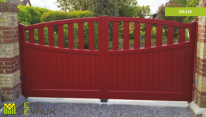 portail en aluminium bas de couleur rouge