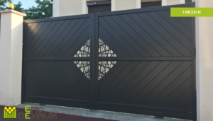 portail design en aluminium avec partie ajourée au centre