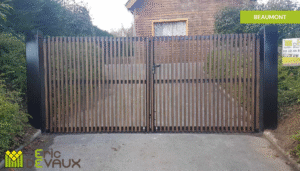 portail en bois sur mesure pour allée de propriété