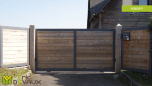 portail en bois sur mesure avec structure en métal