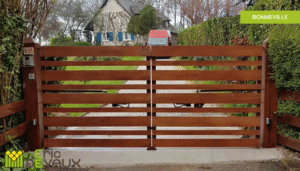 portail en bois sur mesure avec planches horizontales