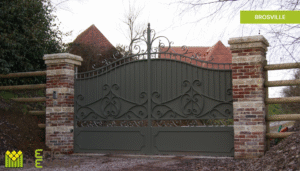 portail en forgé sur mesure avec décors