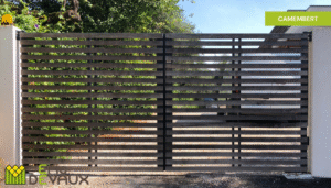 portail bois sur mesure de style contemporain couleur noire