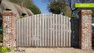 portail en bois sur mesure avec planches