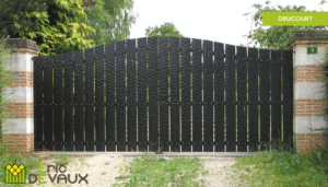 portail en bois coloris noir sur mesure