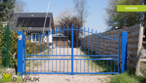 portail en fer forgé de couleur bleu