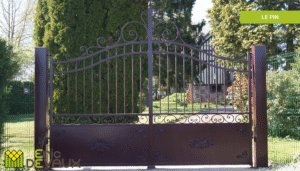 portail en fer à l'entrée d'une maison normande