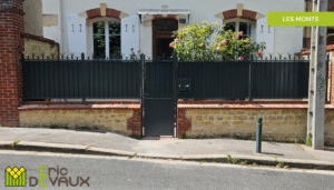 portillon et clôture en fer sur rue