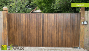 portail en bois grande hauteur avec piliers en bois sur mesure