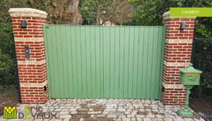 portail en bois couleur verte