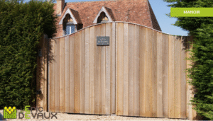 portail en bois convexe en haut