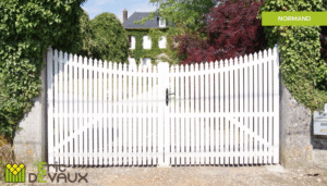 portail bois couleur blanche sur mesure d'une entrée de propriété