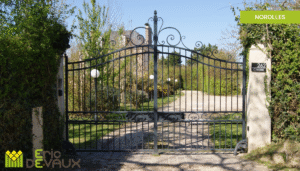 portail en fer forgé sur mesure pour un manoir