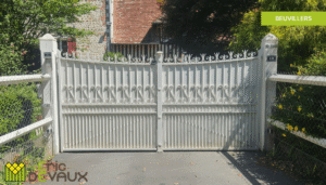 portail en ferronnerie couleur blanche style ancien