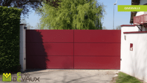 portail contemporain de couleur rouge