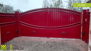 exemple de portail en fer sur mesure avec un retour de chaque côté