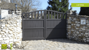 portail en aluminium pour entrée avec murs de pierres