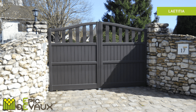 portail en aluminium pour entrée avec murs de pierres