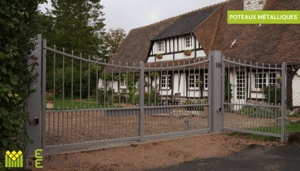portail avec poteaux en métal