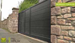 exemple de portail en aluminium avec un portillon intégré