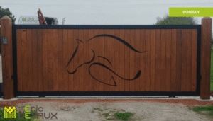 portail coulissant en bois sur mesure avec personnalisation